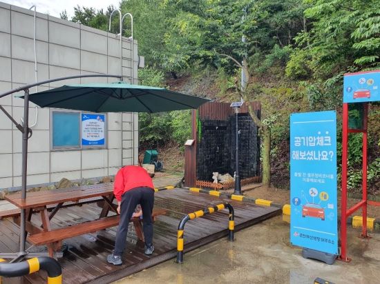 야외쉼터에 인공폭포까지 조성한 고속도로 주유소 호응