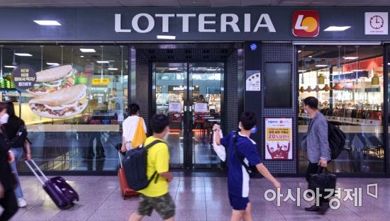 [포토]임시 휴점 나선 롯데리아서울역사점