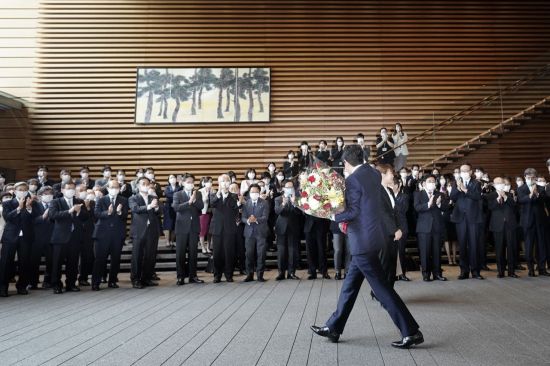[포토] 꽃다발 받아들고 총리관저 떠난 日아베…막내린 역대 최장 내각