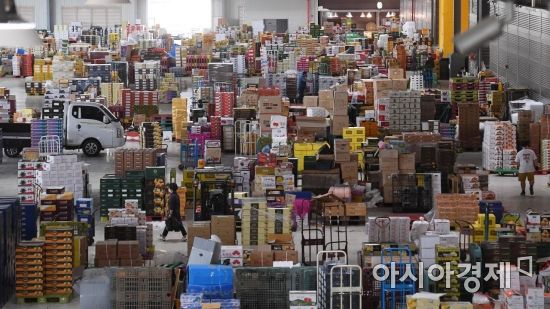 [포토] 농수산물시장에 가득한 과일상자