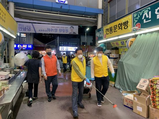 [포토] 코레일테크, 명절 전 대전중앙시장 방역활동