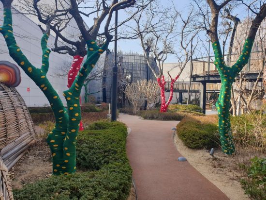 이번 크리스마스에는 전구 대신 예쁜 ‘색동나무’ 입어요