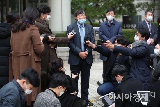 [포토]취재진 앞에 선 서홍관