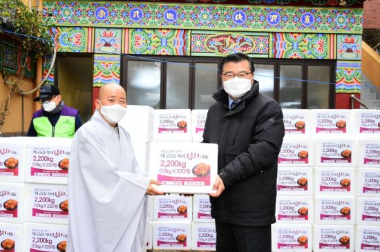 [포토]중랑구, 한성사로부터 따뜻한 겨울나기 성품 전달받아