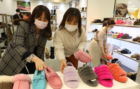 [포토] “겨울에는 따뜻한 어그부츠로”