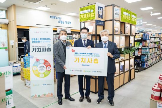 [포토]이정훈 강동구청장, 하나로마트 로데오점(천호) 사회적경제기업 제품 판매대 방문