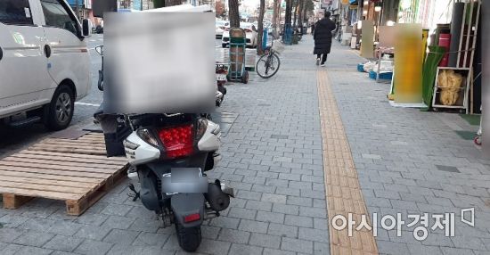 비켜요 비켜 급해요 인도 위 배달 오토바이…시민들 불편 [한기자가 간다]