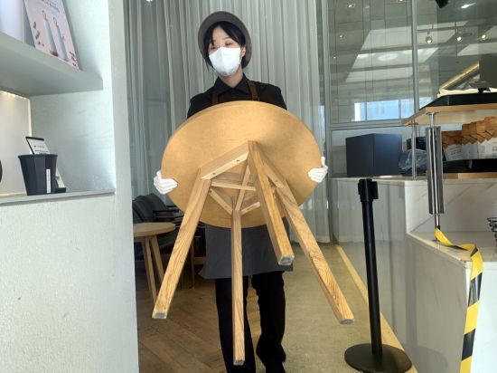 숨통 트인 카페·실망 가득 식당과 주점…거리 곳곳 극명한 자영업자 아우성