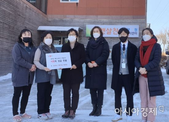 [포토] 경북도청 대변인실, 설맞이 전통시장 장보기·사회복지시설 성금 전달