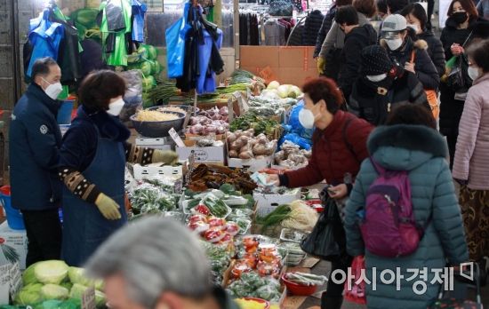 [포토] 붐비는 채소가게