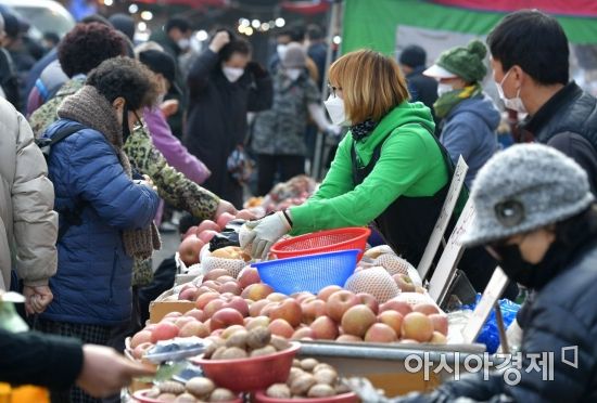 [포토] 재수용품 고르는 시민들
