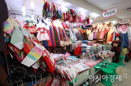 [포토] 손님 기다리는 한복상가 상인 설 대목인데..