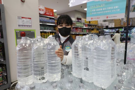 [포토] 롯데마트 광주월드컵점 ‘무 라벨 생수’ 인기