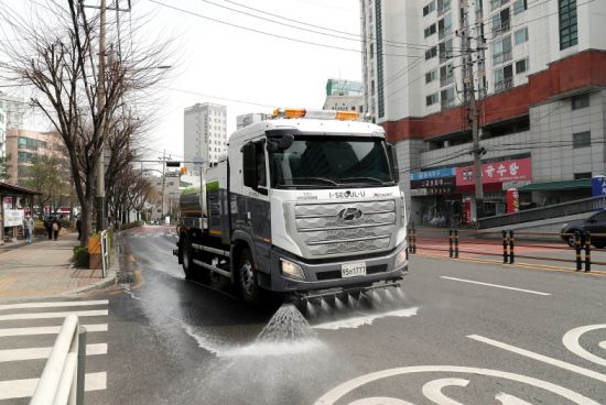 [포토] 양천구, 미세먼지 저감 위한 살수 · 분진흡입 청소차량 작업