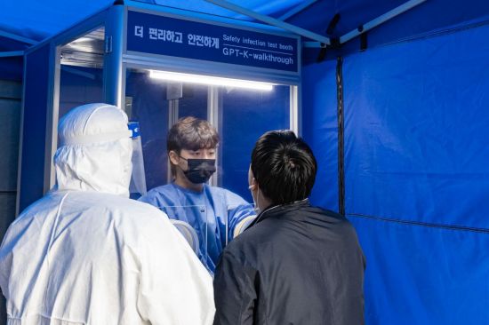 [포토]광진구, 롯데백화점 건대스타시티점 ‘찾아가는 선별진료소’ 운영