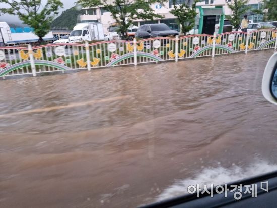 하늘에 구멍…진짜 물폭탄 남부지방, 강한 장맛비 120명 이재민 발생
