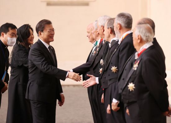 文대통령, 교황청 도착…교황 단독 면담하고 방북 요청할 듯(종합)