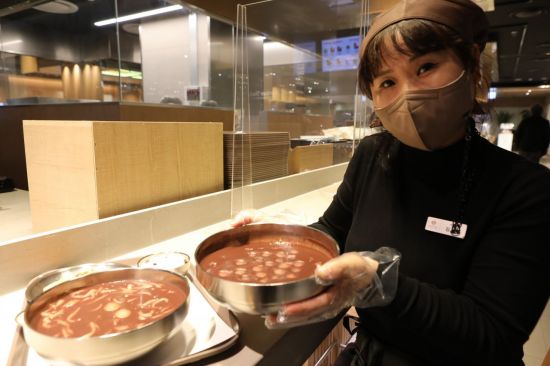 [포토] 롯데百광주 팥죽 먹고 건강챙겨요