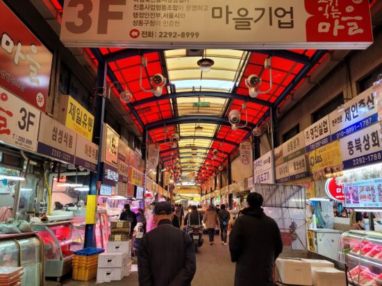 선물 한도 올리니…축산시장 북적 청과시장 한숨