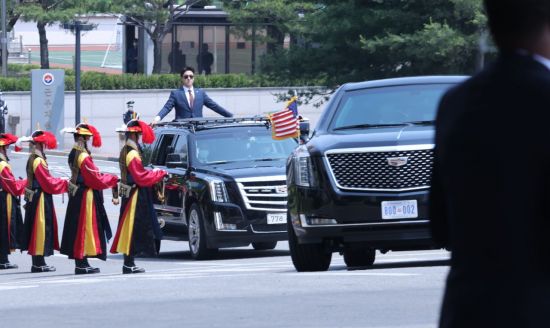 수류탄 공격에도 끄떡없다 바이든 전용 車 더 비스트 화제