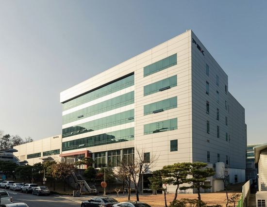 베벨 에치 국산화한 피에스케이…“2025년 매출 1兆 목표”