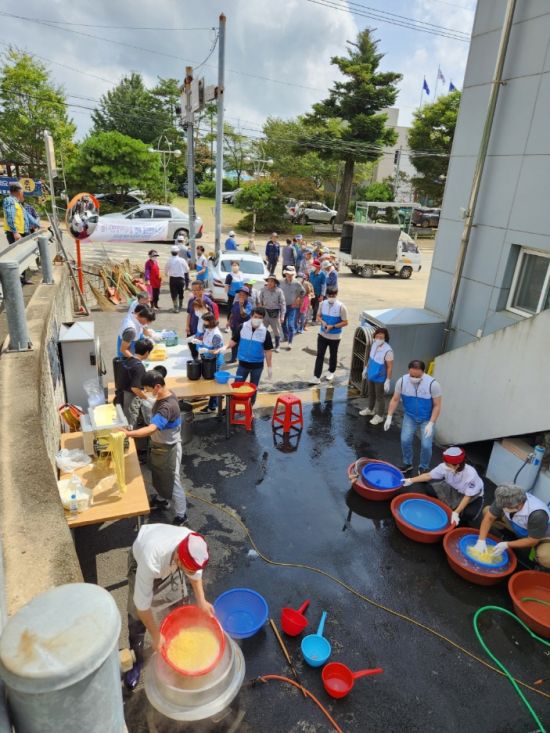 “희망의 불씨 되살려” … 수해복구 온정, 태풍 피해 현장에 핀 자원봉사
