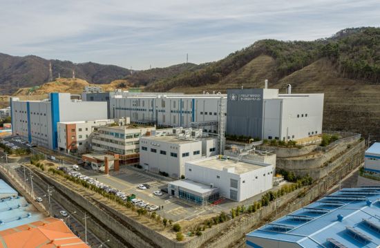 [르포]아이코스 일루마 테리아 생산 공장 가보니…사람 대신 로봇·담배향만
