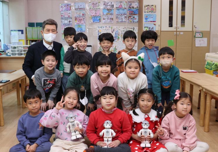 끝말잇기하는 ‘AI코딩 휴머노이드 로봇’, 포항 어린이집서 만난다!