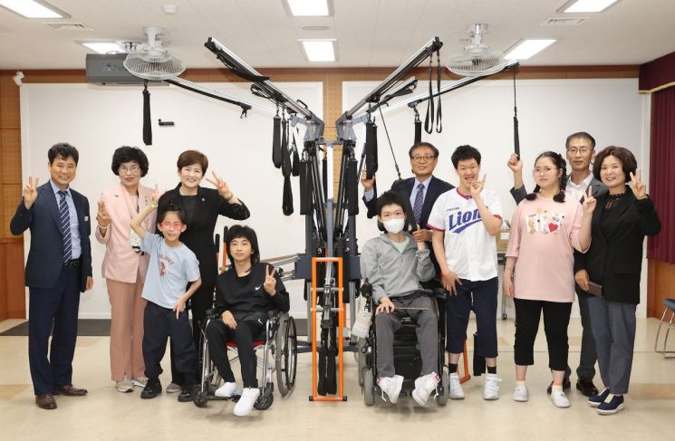 의료기기 기업 젬텍, 대구성보학교에 ‘다기능 운동기구’ 기증
