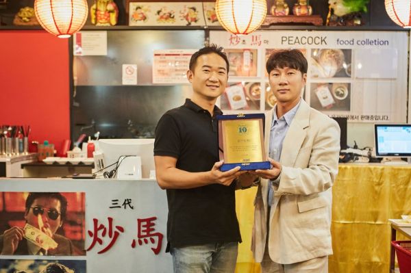 이마트, 피코크 협업 맛집 감사패 전달…할인행사 진행