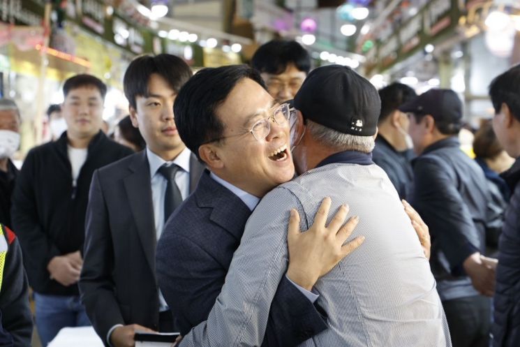 진교훈 강서구청장, 방신전통시장 찾아 민생소통 행보
