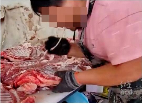 침은 안 묻혀요 입으로 양고기 손질하는 정육점…중국, 위생논란 또 터졌다