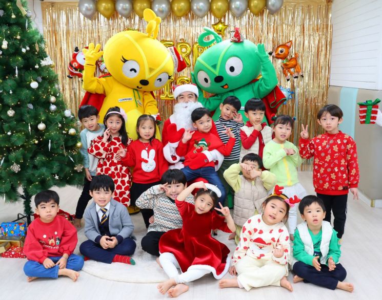공기관 이사장이 산타 된 이유… 근로복지공단, 거점형 어린이집서 깜짝이벤트