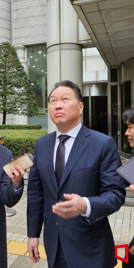 최태원·노소영, 6년 만에 법정 대면…다른 길로 입·퇴정(종합)