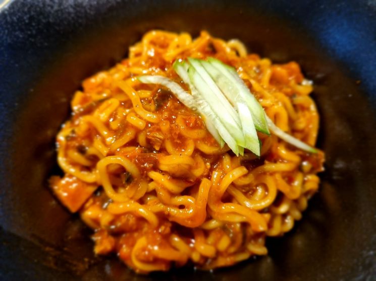 회장님도 감칠맛에 놀랐죠…하림 더미식 사천자장면 출시