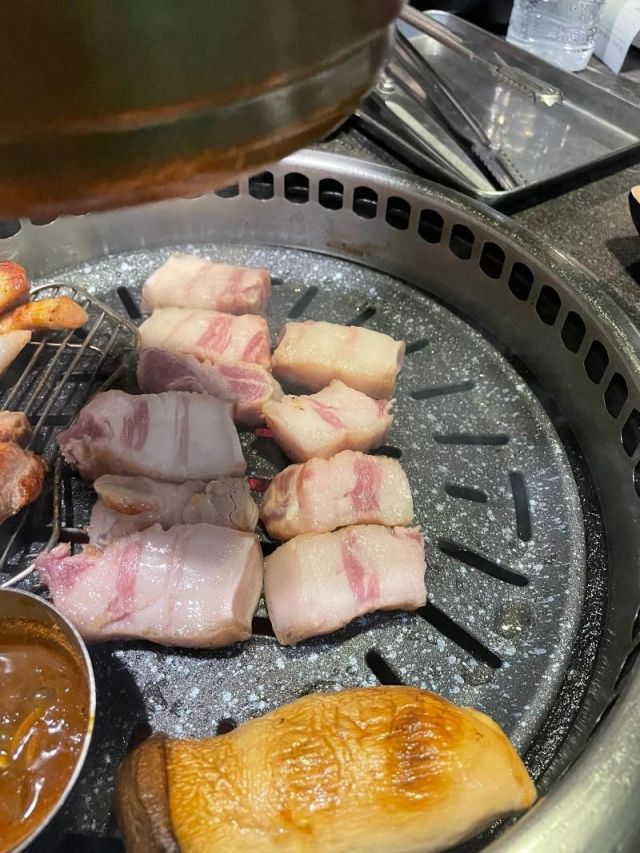 불판 닦는 비계인 줄… 제주도 고깃집 비계 삼겹살 논란