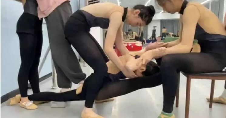 中 유명 무용학원서 스트레칭 하던 중 다리 부러져
