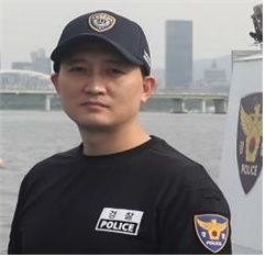 ‘첨벙’ 소리 듣고 1분 만에 구조…한강 투신자 구한 비번 경찰관