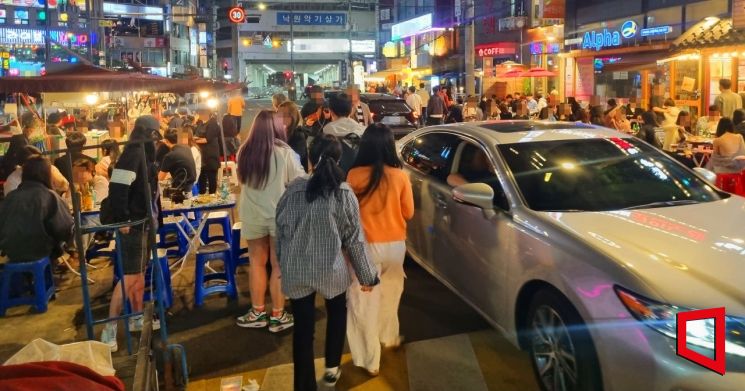 사람·車·포장마차 뒤엉킨 포차거리…식당 상인들 불만폭주