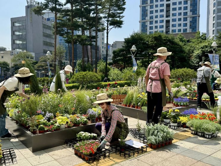 서울 중구, 구청 앞 광장 ‘도심 속 작은 정원’ 조성
