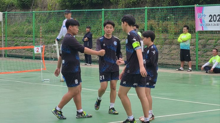중학생 팀이 ‘아빠’들 눌렀다… 제8회 부산 사상구청장배 족구대회