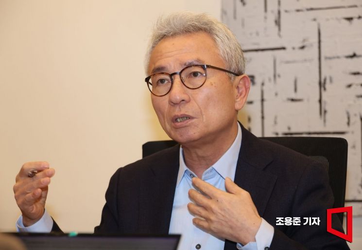 극장은 관객에게 다른 세상 온 듯한 경험 주는 곳
