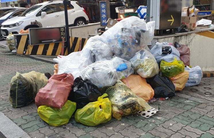 창원시 환경공무직 완전 파업 첫날 … 구내식당도 ‘멈춤’