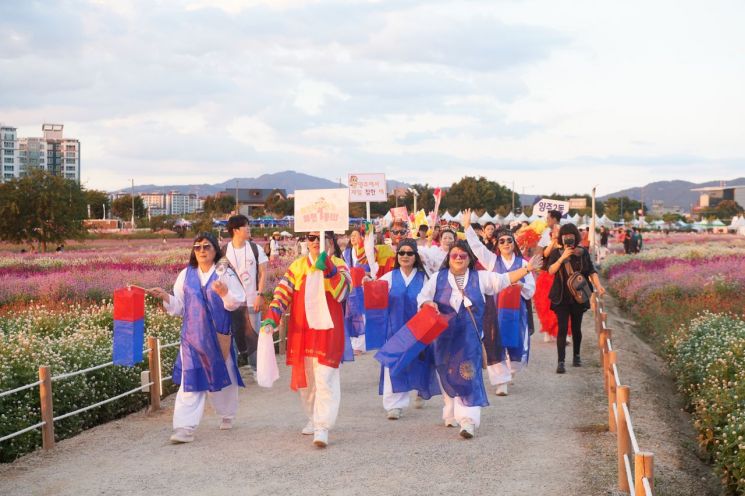 [포토]양주 천만송이 천일홍 축제…화려한 꽃물결 장관