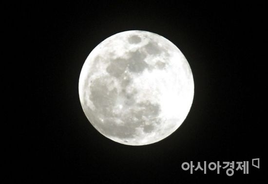 17일 오후 8시 26분 하늘 보세요…가장 큰 둥근달 보여요