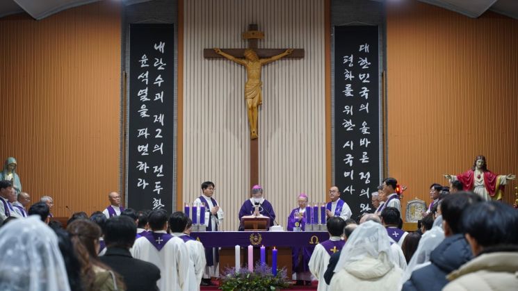 광주 천주교 사제·신도들...尹 퇴진 촉구 시국미사