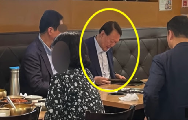 보리밥 식당서 목격된 윤석열… 경호원과 깜짝 방문