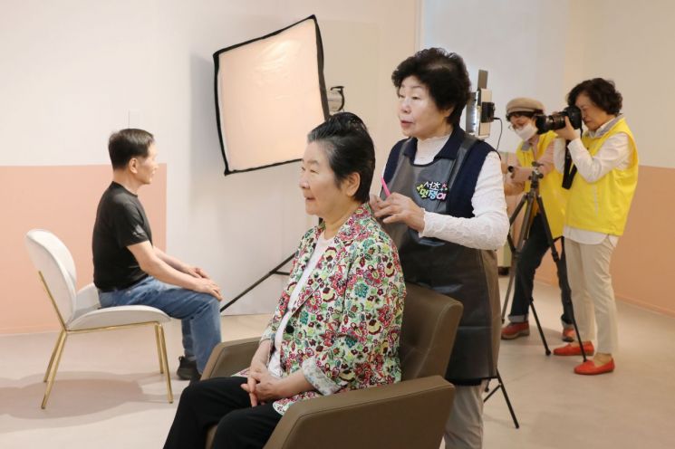 노인이 노인 케어합니다…서초구, 서초멋쟁이 추억네컷 사업 추진