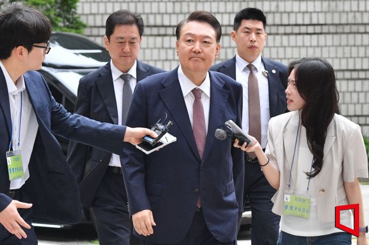 내란특검, 尹 직권남용 등 혐의 구속영장 청구…尹측 