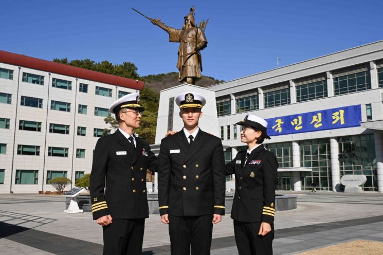 해군사관학교 사관생도 80기 137명 졸업